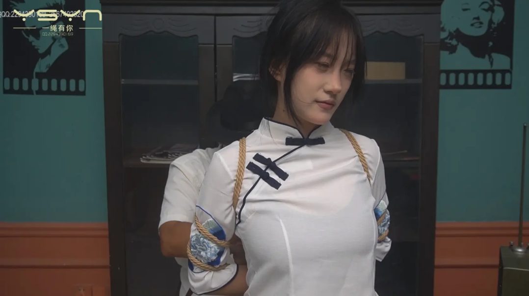 【烈火红颜】被捕女孩五花大绑关进牢房大字绑鞭打坐老虎凳打挠脚心拶子拶脚指不屈服刑场捆绑插牌枪决-8