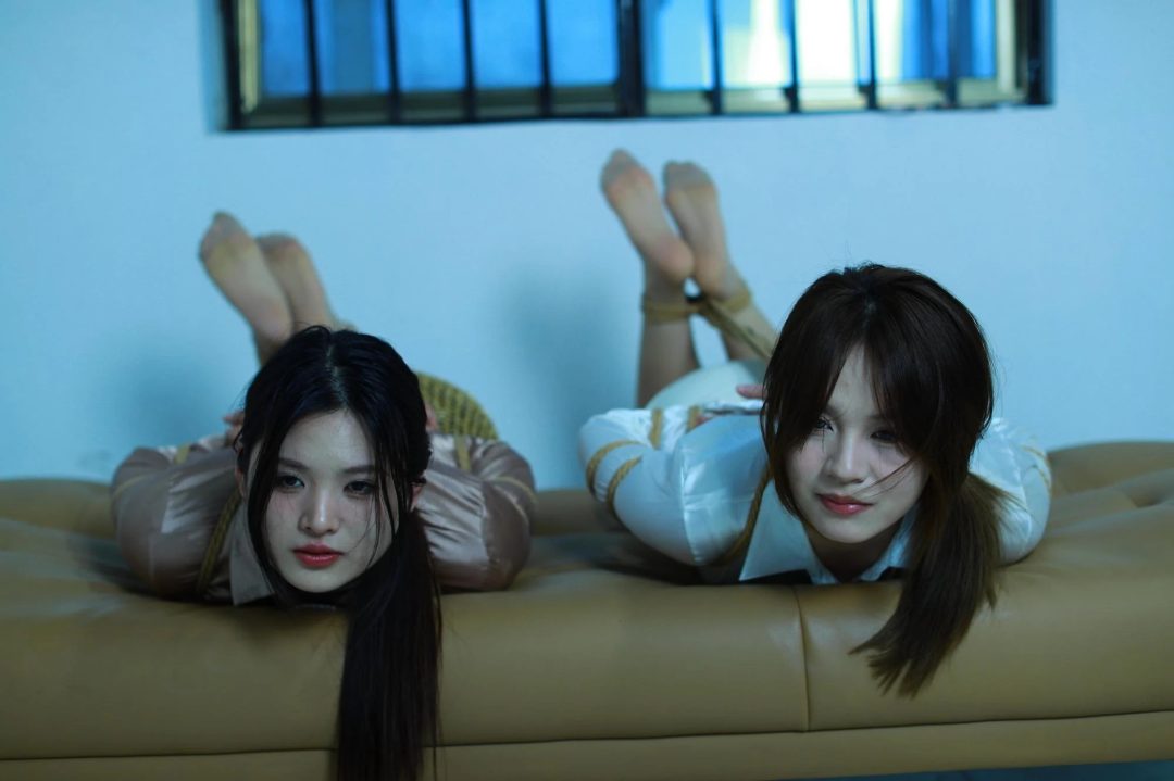 【铁窗下的姑娘】柳诗涵、柳依强强联合打造拷在铁窗下沙发上各种姿势五花驷马美丽展示-10