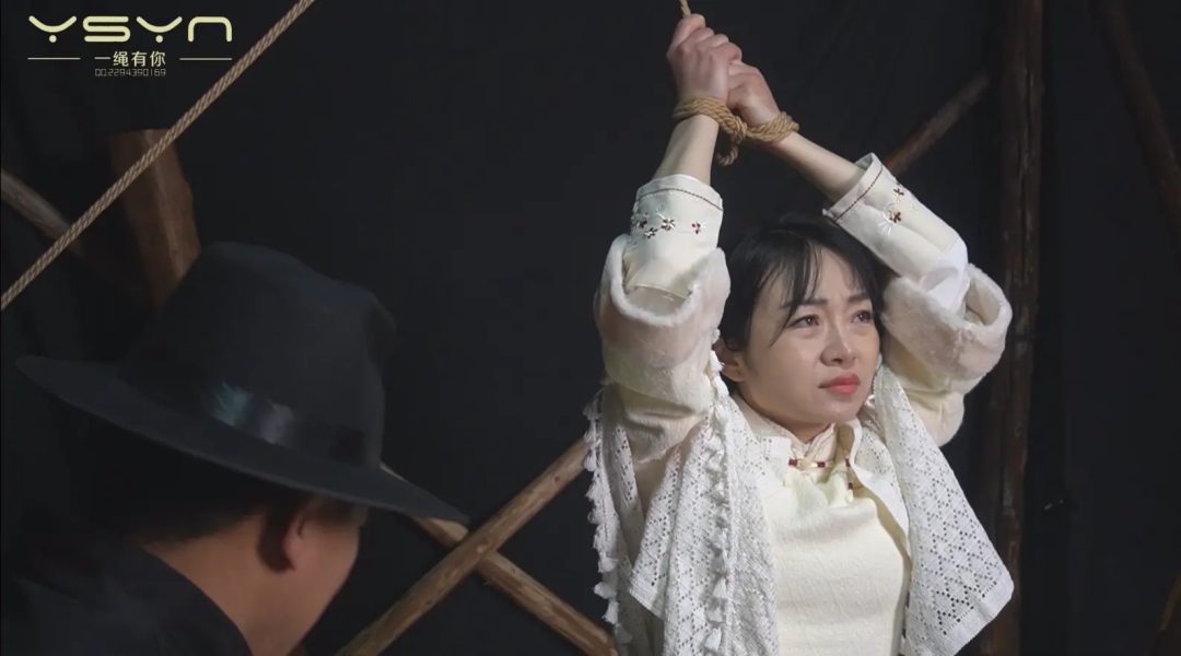 【被捕女教师】由于叛徒出卖被抓捕的女教师惨遭严刑拷打双手吊起鞭打老虎凳铁钳子夹脚趾电刑五花大绑枪决-1