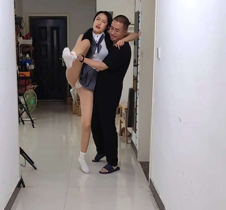 雅熙双马尾少女 受伤的脚 白袜单腿蹦跳 打脚底 闻脚底-3