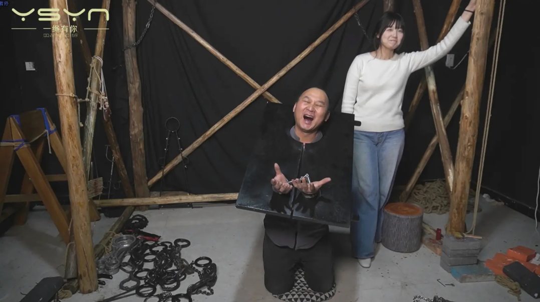 【海龟男友的沉侵式体验】小雅这次带来的是自己的海龟男朋友来体验各种金属木伽捆绑骑马骑脖子戴口球打脸-3