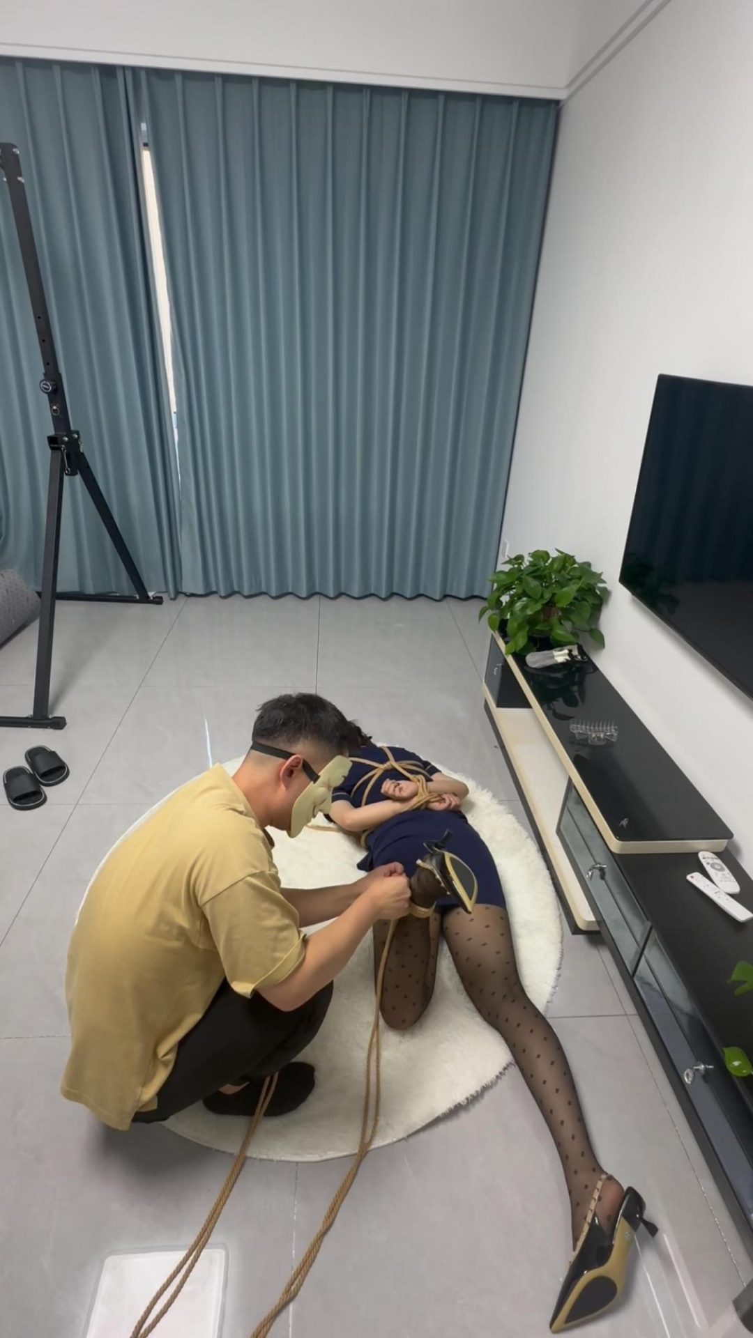 【束人映像】原创 新年福利放映 长腿素人制服控 驷马驯服+SP+大号铁圈阔嘴耳光-1