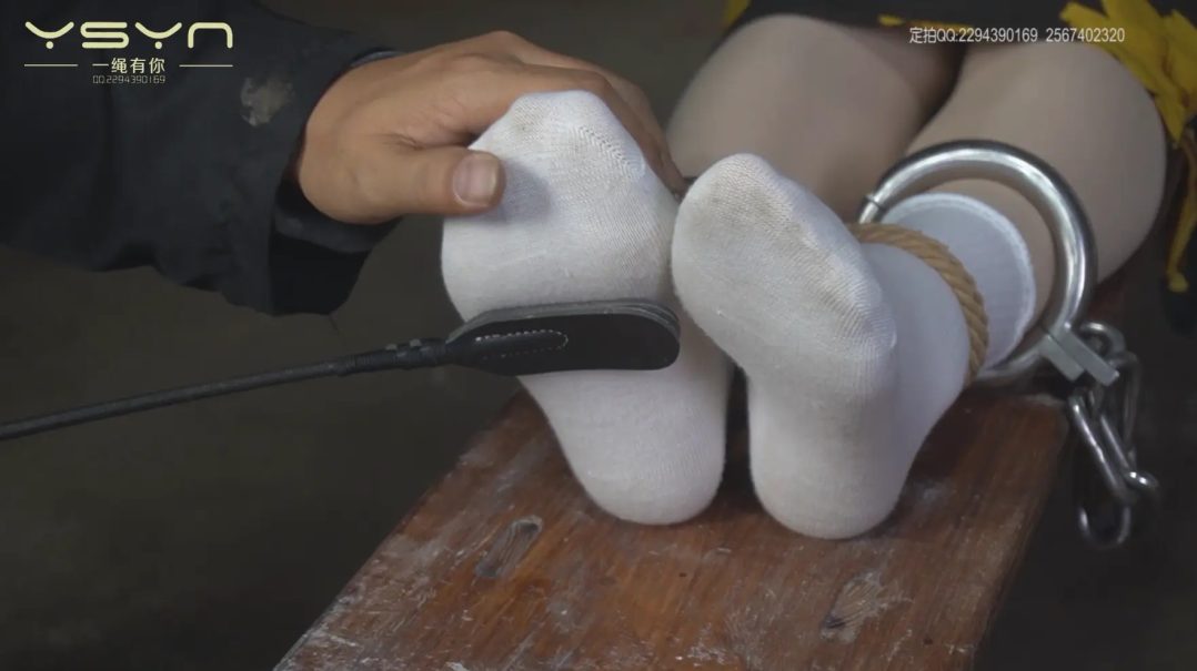 【秋霜姐妹魂】旗袍姐妹戴着枷锁押送刑房各种酷刑诱惑使其招认但面对各种刑具信仰不曾不动摇-5