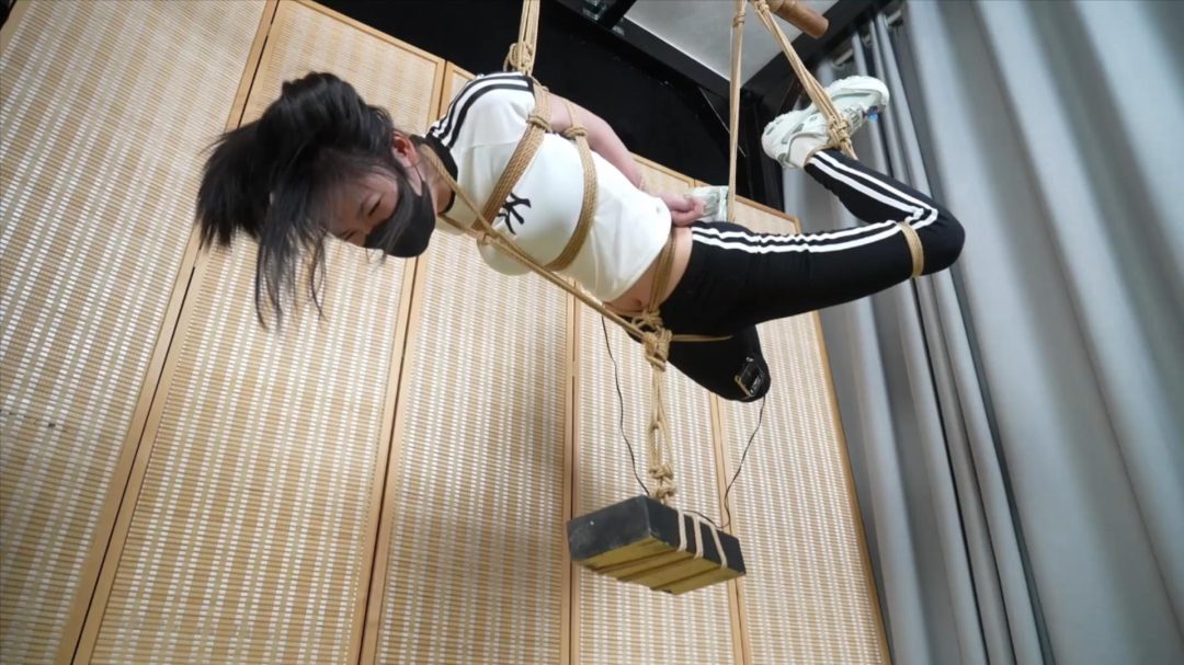 嗷嗷-运动服，多场景折磨虐待，电击掰腿不停-1