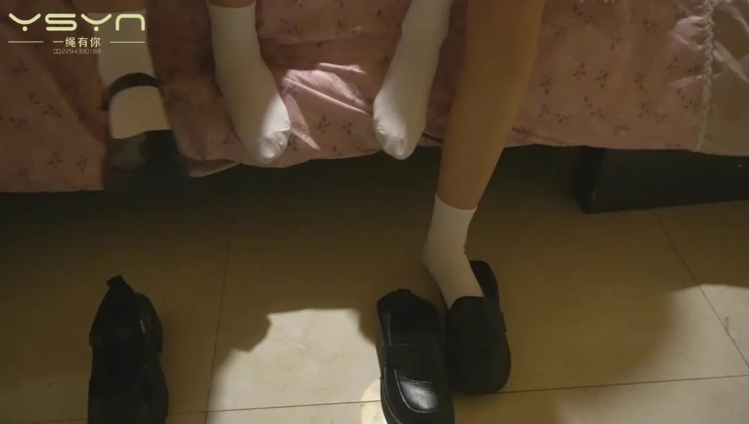 【被偷窥的恋爱】一对漂亮的洛丽塔女孩回到卧室秀恩爱被劫匪偷窥威胁各种样式捆绑挠痒痒-6