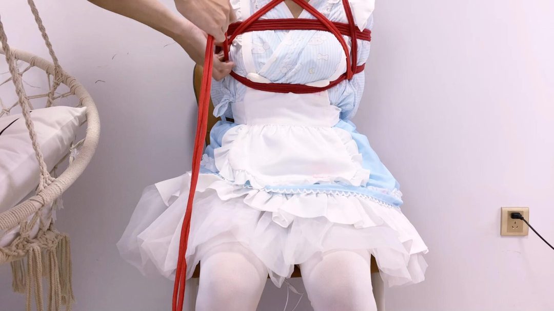 《路崽日记》-洛丽塔日式紧缚+胸缚+超紧股绳+红布塞嘴+红绳勒嘴+拉拽股绳牵着走+跪着走+鸭子坐+欧式直臂紧缚+后手吊缚+铁杆子紧勒-2