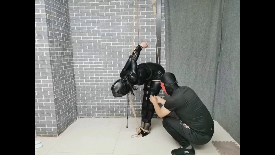 柔柔皮衣高跟 丝袜堵嘴 皮帽全封 双腿紧缚 黑带直臂紧缚高吊 原地挣扎-6