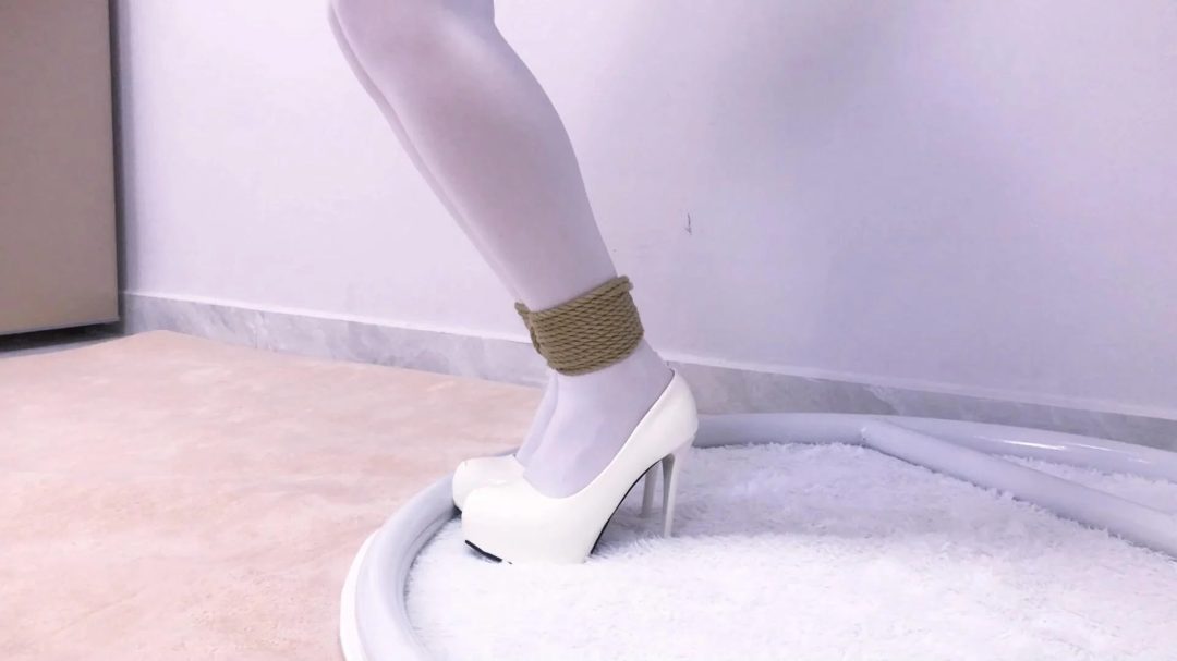 《路崽日记》-日式紧缚+胸缚+并腿缚+口塞+跪走+摸熊+欧式直臂紧缚+打脸+自行舔食+投喂零食+喂水+口塞+sp打屁股-8