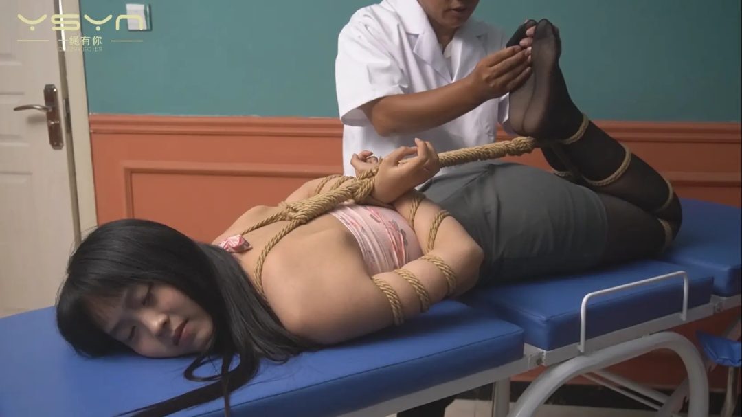 漂亮小姑娘身体不适前来中医绳疗馆就医被特殊绳疗治疗心理上痛痒并享受着-8