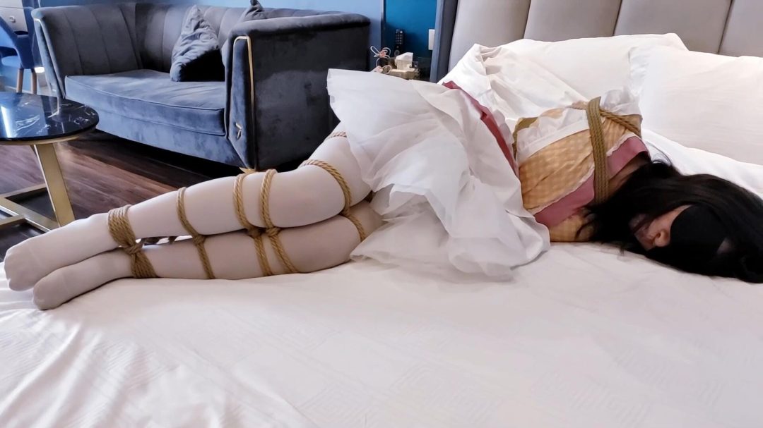 《胶布封嘴挣扎》-白丝党福利-女仆装配开档白丝+欧式直臂+股绳+多节并腿捆+胸缚+自己胶布封嘴+撕胶布过程+再封嘴+全程放置挣扎+无调教等等-5