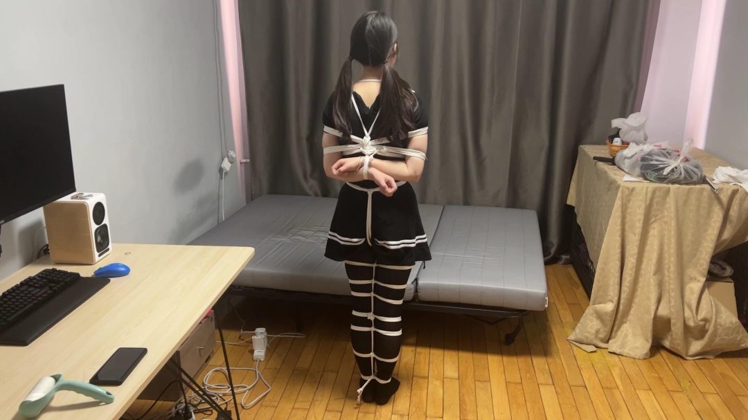 巨大口球反差塞满她的小嘴！黑丝肤白妹妹的约绑超紧驷马挣扎！-4