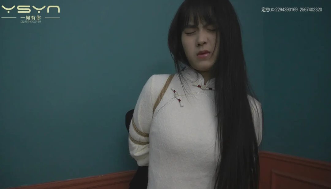 【断头台下的肚兜女姝】卧底女孩被捕捆绑刑房老虎凳打挠脚心后威逼脱掉旗袍肚兜再次老虎凳上刑全身挠痒刑后上断头台-6