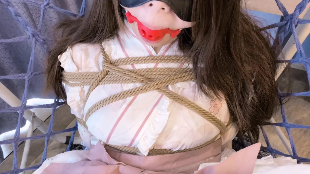 《甜妹故事汇》-久违的婷妹香软洛丽塔+日式紧缚+胸缚+口球+电击+强制八字开腿+直臂紧缚后手吊缚+跪缚强制开腿+马具口球+强制抬头等等-4