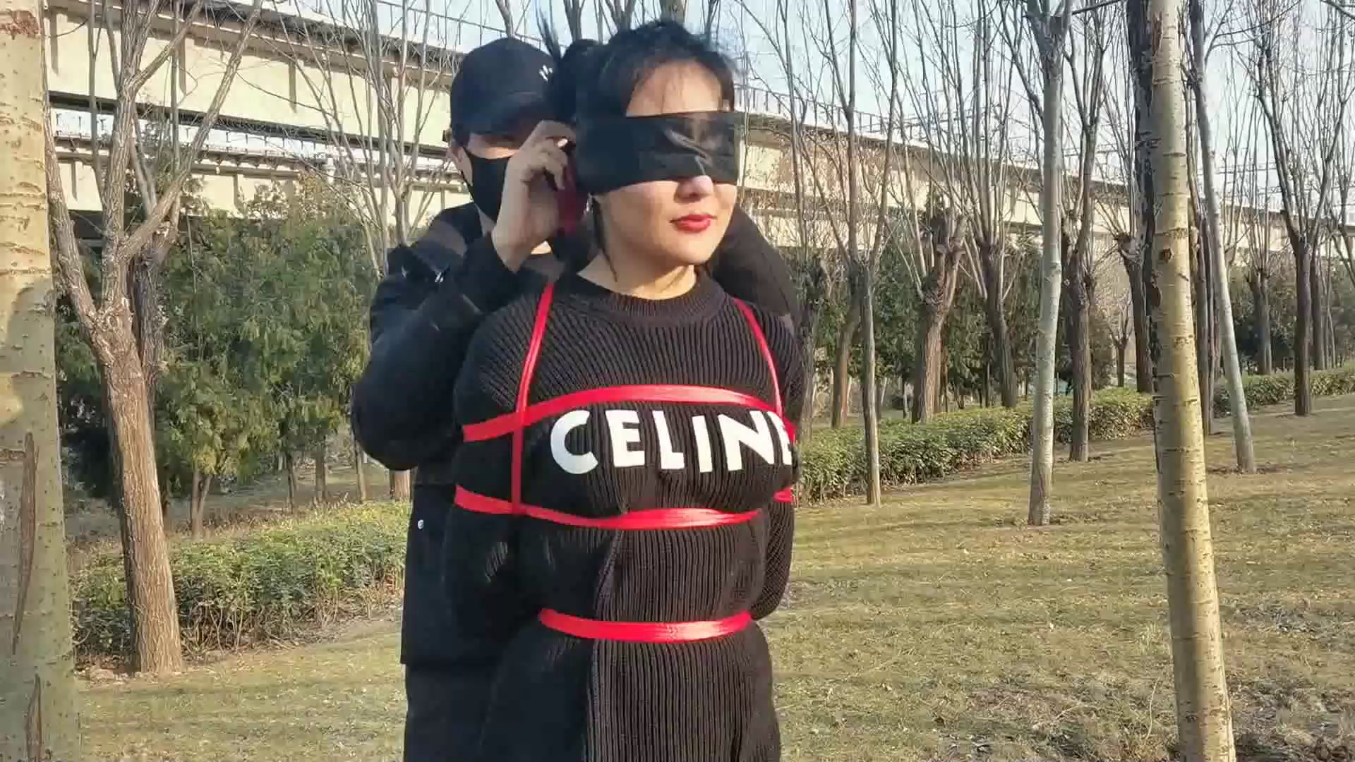 捆绑蒙眼户外聊天散步