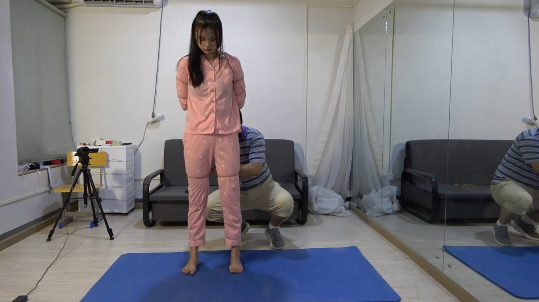 长腿美女荣荣身穿睡衣 化身为女犯 抓捕 反扭 手铐 扎带 光脚 捆绑 押解-3