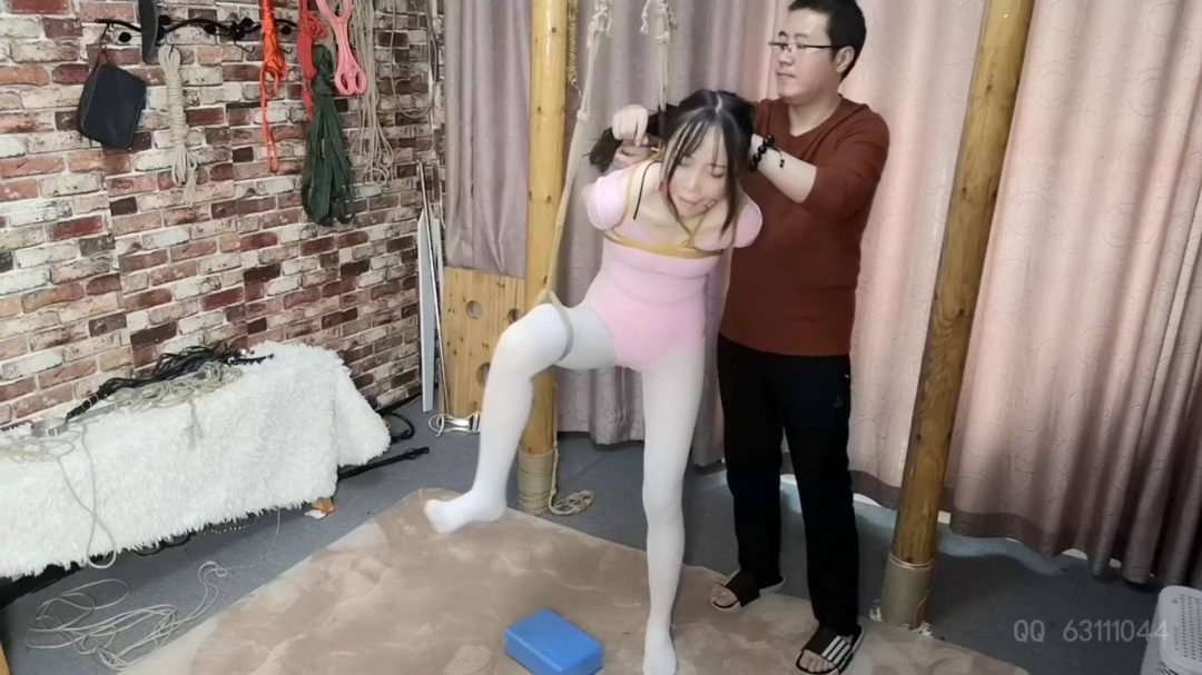 小学妹初次捆绑 彩彩 体操服白丝 单腿吊 桃缚口球挠痒-4
