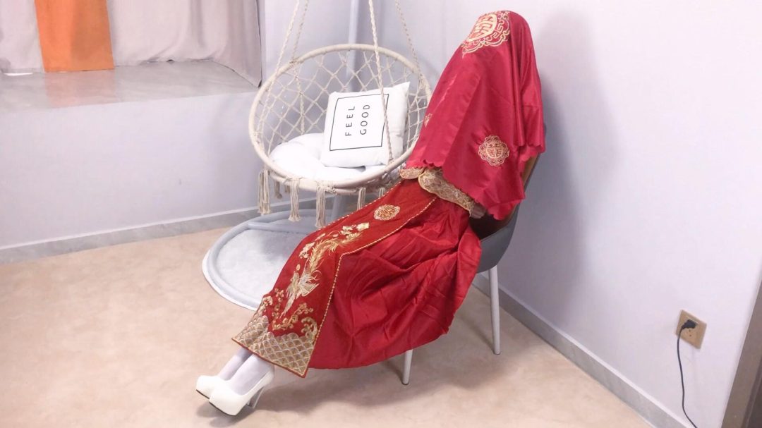 《婚之劫难》-中式婚礼题材+口球堵嘴+日式紧缚+胸缚+并腿缚+放置挣扎无调教+盖盖头+跪坐+结束花絮两分钟打屁股等等-9
