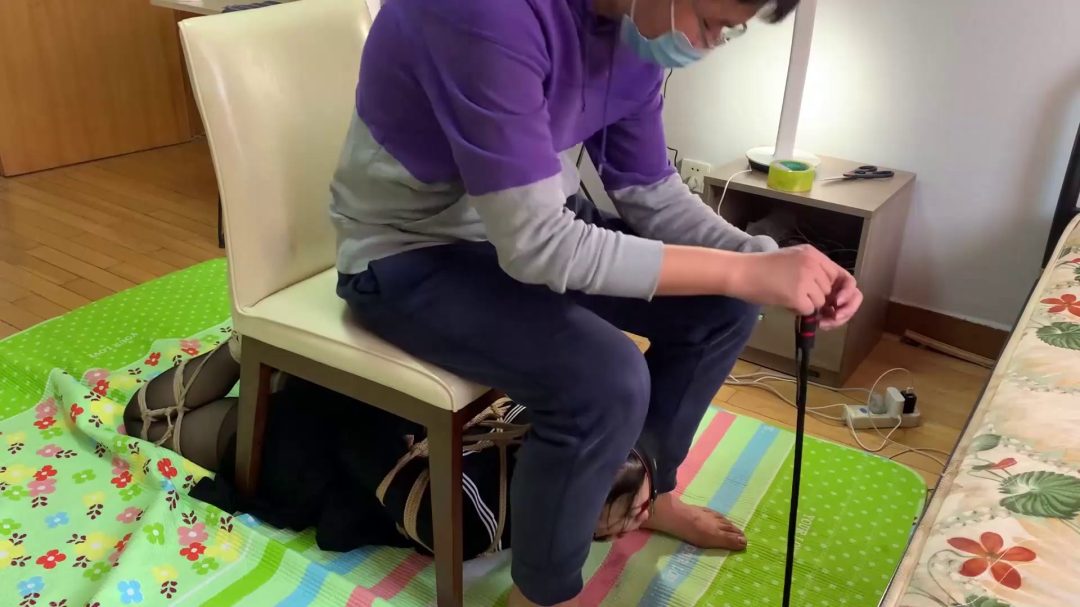 jk黑丝小美女果妹的超紧驷马椅下超羞耻调教，tk，sp，人肉脚垫-6