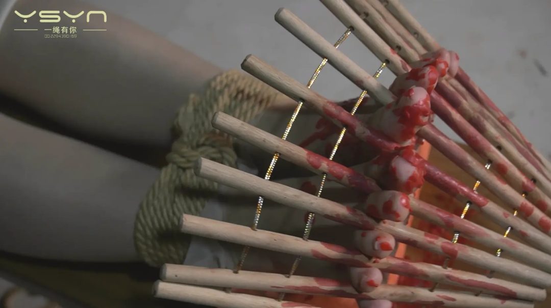 旗袍女孩机房被捕五花大绑关押刑房吊起鞭打老虎凳挠脚心拶脚趾滴蜡土拷脚镣五花大绑秘密枪决-14