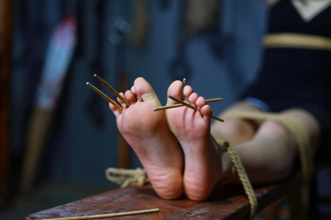 【刑房残虐】菲菲重镣双手大字绑堵嘴鞭打蜡烛烧腋窝老虎凳四蹄吊起挠打脚心筷子夹脚趾七花大绑-6