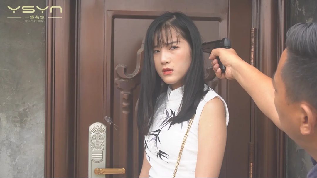 女地下情报员遭叛徒出卖五花大绑龟甲缚吊起鞭打手脚捆绑打挠脚心蒙眼极刑挣扎牺牲-4