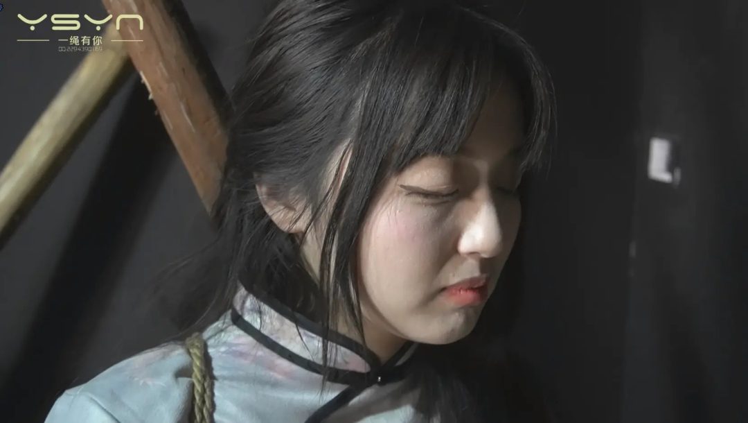被人出卖漂亮女孩被捕双手吊起鞭打换上旗袍老虎凳捆绑各种打挠脚心五花上绑极度走绳晕死-9