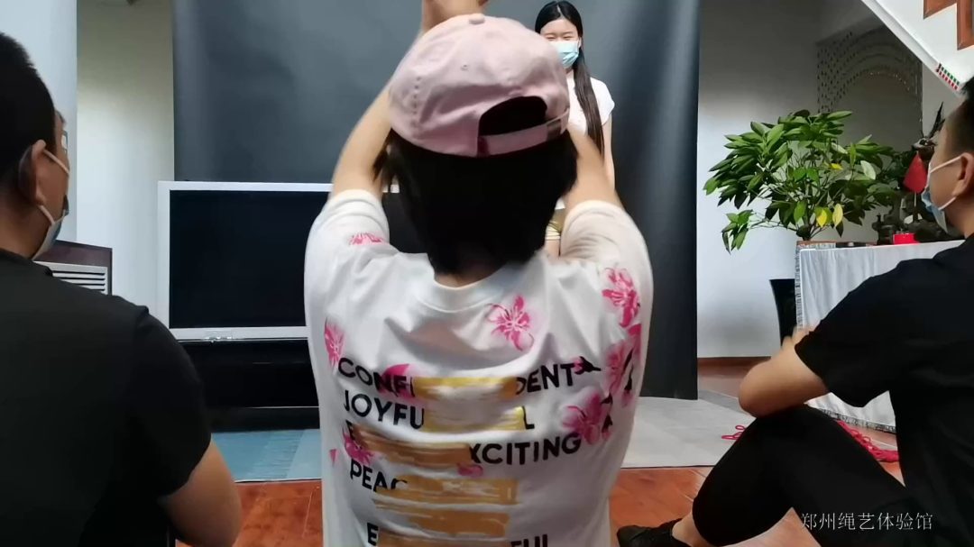 美女魔术捆绑逃脱表演-1