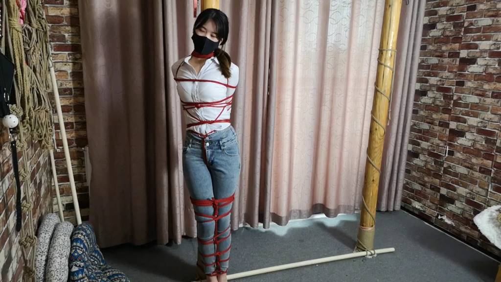 杨蕊 牛仔裤 红绳五花 难受的姿势-7