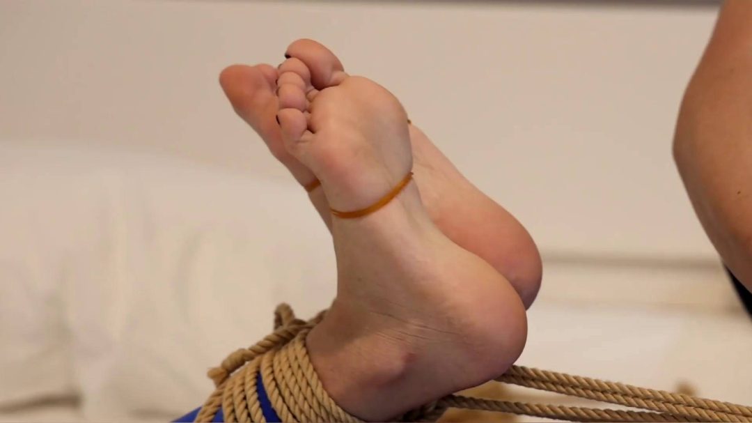 晴子长腿瑜伽少女痒刑与痛感游戏-8