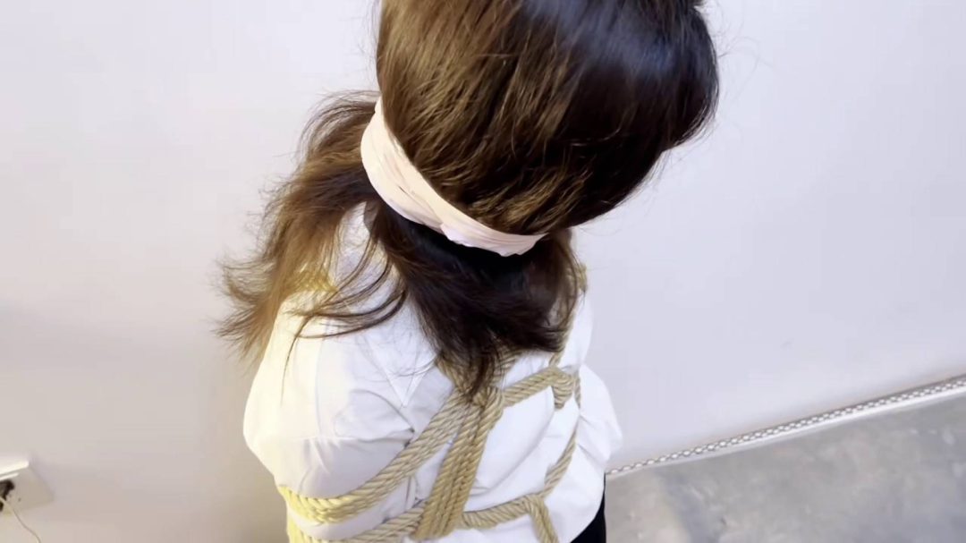 ol美女下班被入室捆绑折磨十天-3