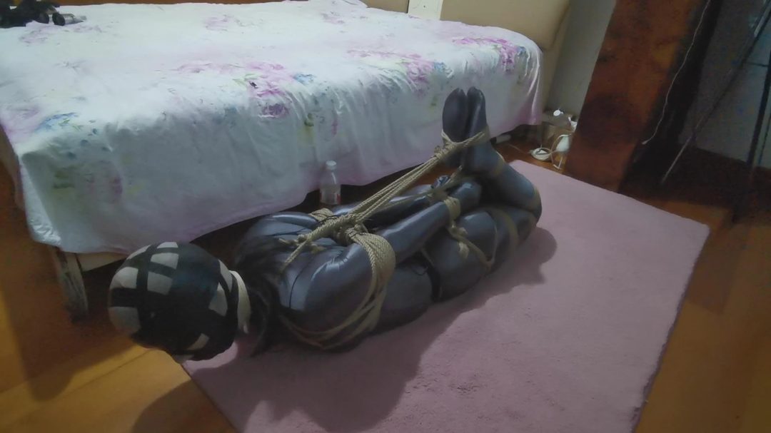 光泽连身衣+巨严厉的驷马紧缚放置+P机前后夹击+高强度胶带+电击-4