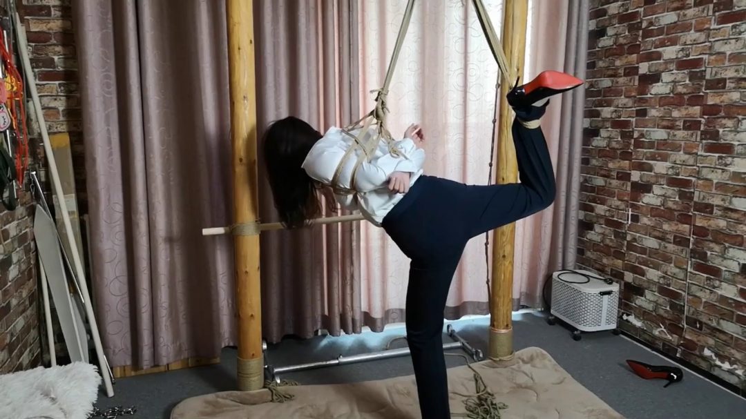 紫依 白衬西裤 极限单腿吊转圈-2