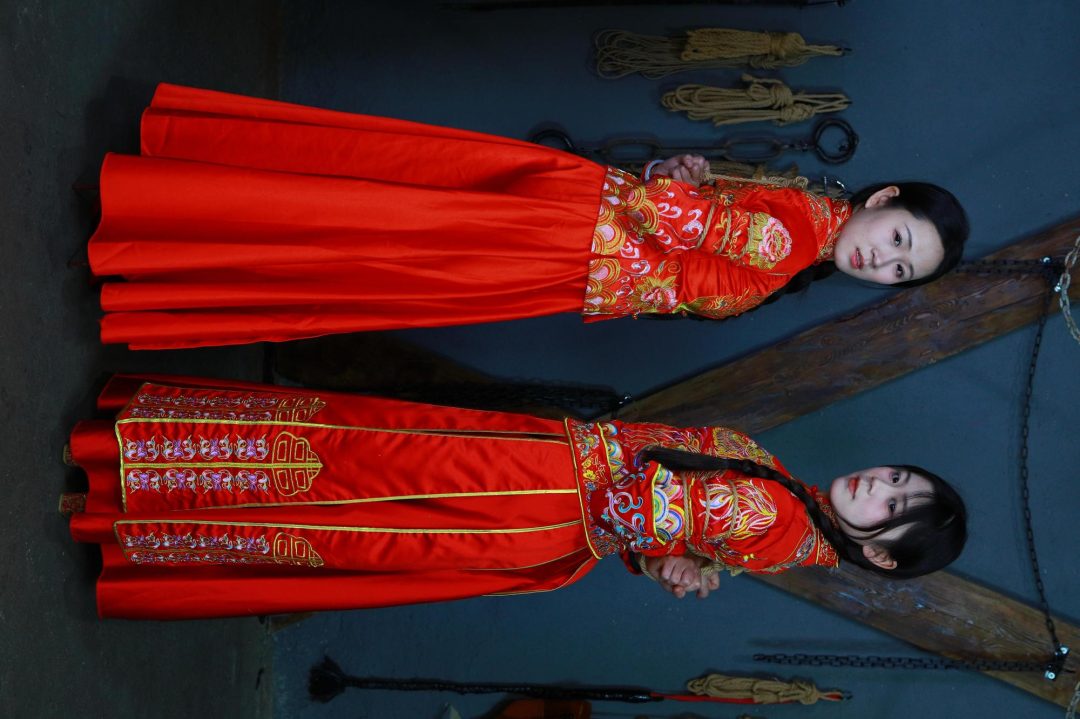 【秀禾姐妹花】新模小雨、小晴被土匪抢来五花大绑老虎凳拶子等各种刑具-10