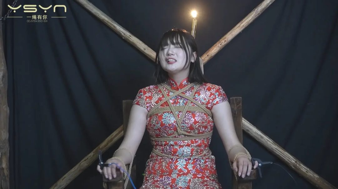 双手脚被吊起打脚心挠痒跪绑拶子拶手指上电刑电晕死过去-8