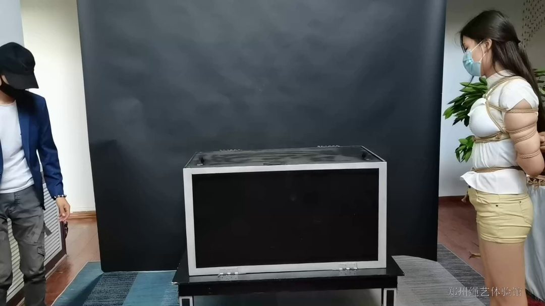 美女魔术捆绑逃脱表演-8