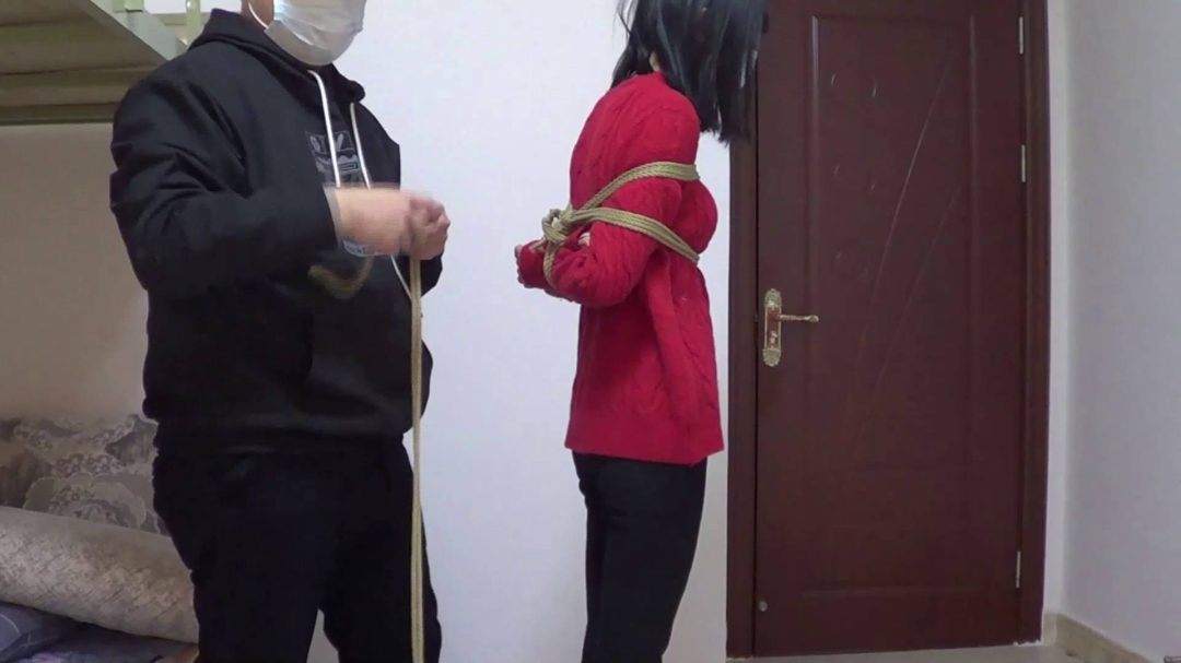 00后小美女红豆 想体验绑得紧点爬都不能爬的感觉 一个交叉驷马教她做人-2