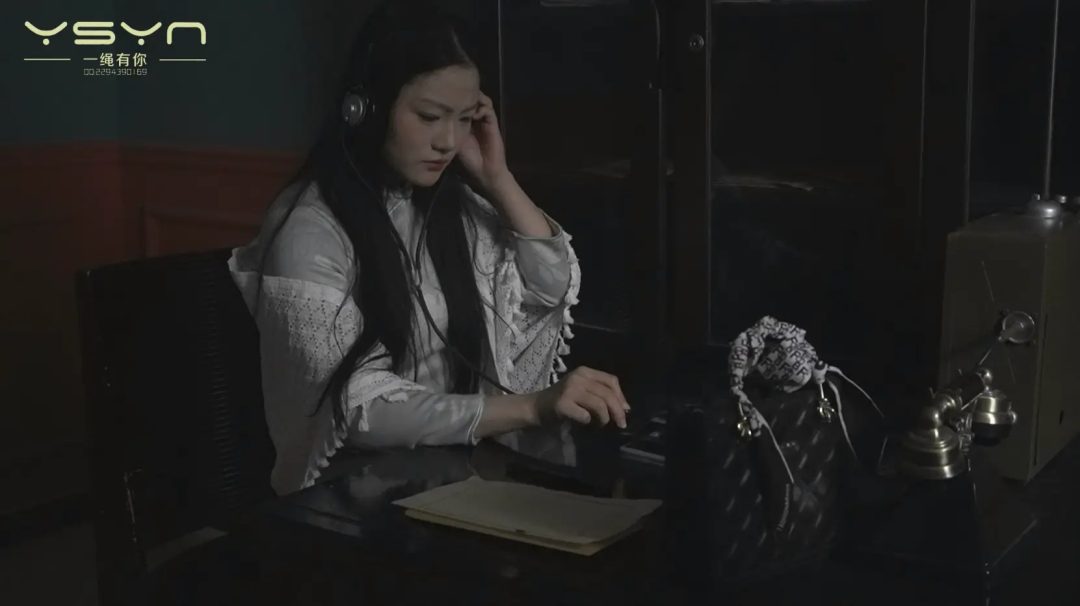 旗袍女孩机房被捕五花大绑关押刑房吊起鞭打老虎凳挠脚心拶脚趾滴蜡土拷脚镣五花大绑秘密枪决-5