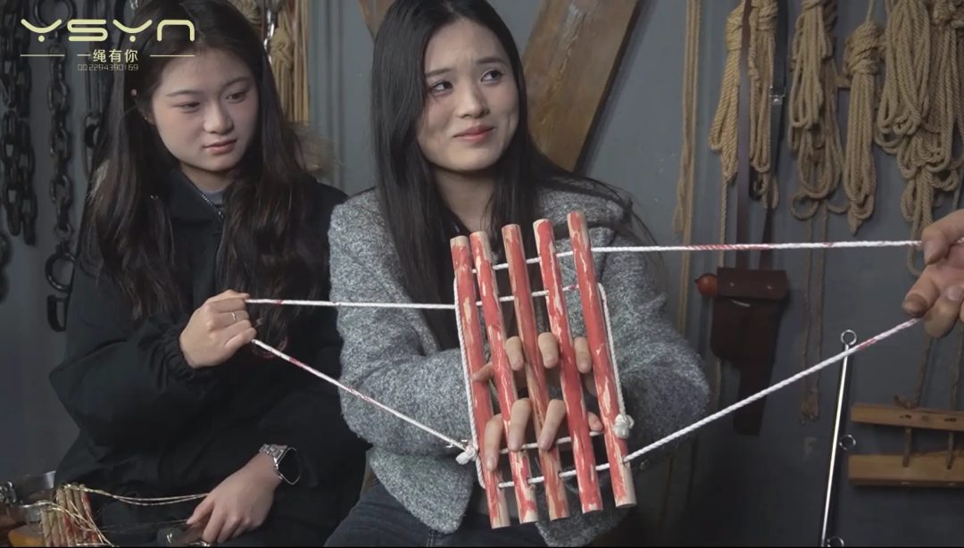 【双柳体验】柳依带来自己的小妹柳亦菲来到基地体验各种金属道具拶子绑住手腕吊起互绑五花-4