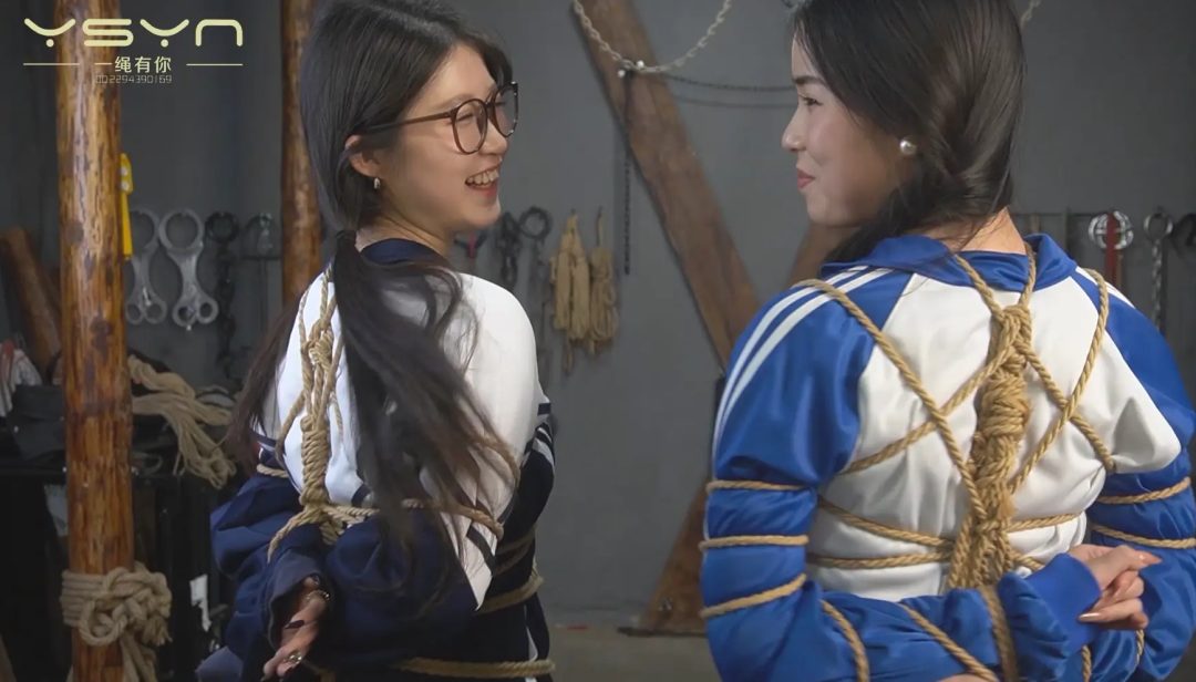 【快乐的体验】18岁的高中生身穿校服慕名前来体验尝试各种金属道具拶子龟甲敷捆绑后她-12