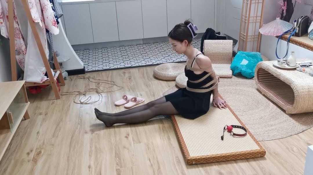 直臂捆绑果果，口含口球捆绑放置-4