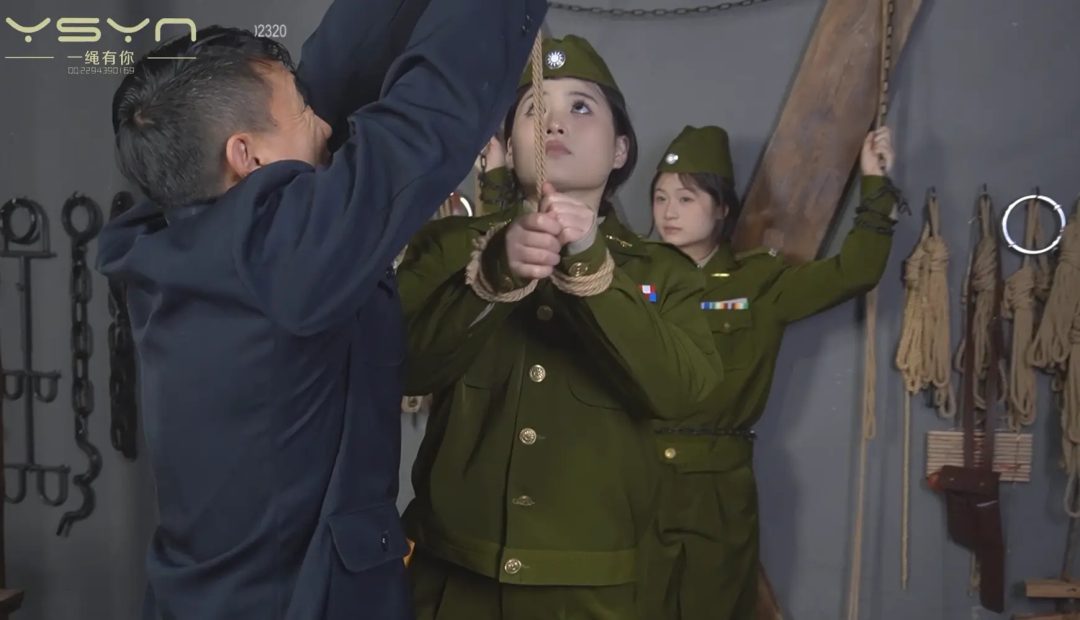 【谍影姐妹】姐妹花执行任务被特务逮捕抓进刑房绑在X架双手吊起鞭打老虎凳打挠脚心-5