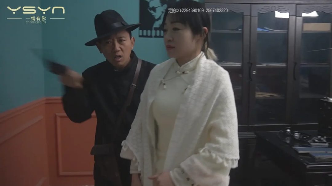 【被捕女教师】由于叛徒出卖被抓捕的女教师惨遭严刑拷打双手吊起鞭打老虎凳铁钳子夹脚趾电刑五花大绑枪决-5