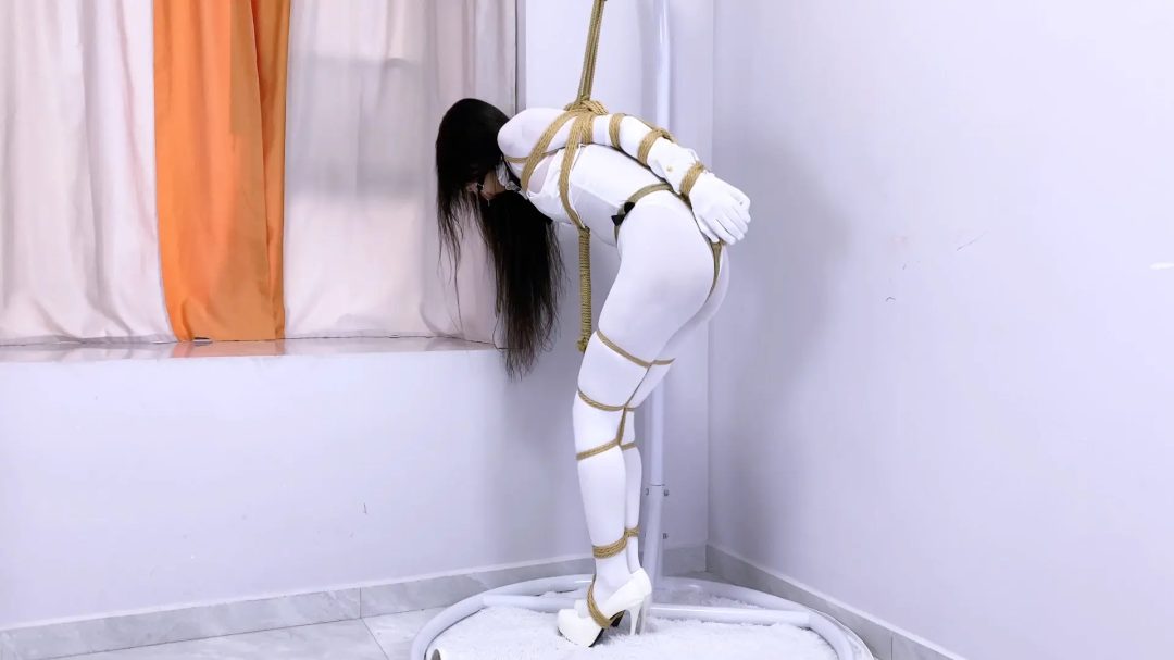 《束缚挑战》-连身袜纯白兔女郎被直臂紧缚,胸缚,股绳,多节并腿捆,口塞,强制弓腰吊缚,紧缚行走完成任务,分腿蟹缚,口水直流,惨叫连连等等-5