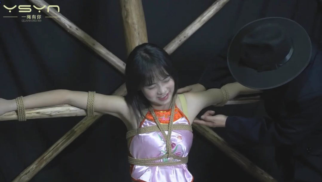 【断头台下的肚兜女姝】卧底女孩被捕捆绑刑房老虎凳打挠脚心后威逼脱掉旗袍肚兜再次老虎凳上刑全身挠痒刑后上断头台-2