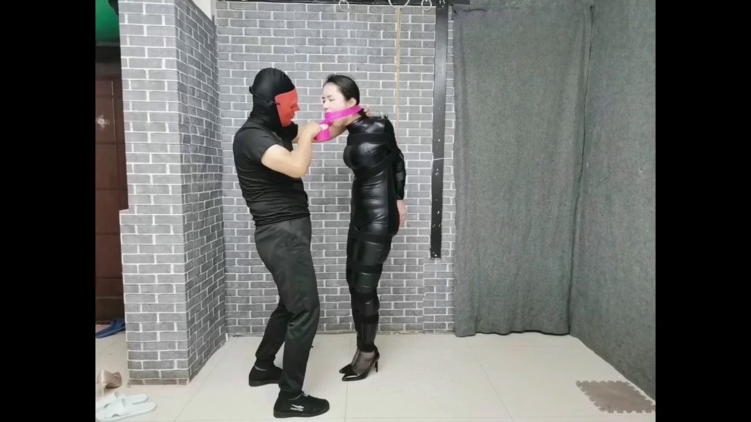 柔柔皮衣高跟 丝袜堵嘴 皮帽全封 双腿紧缚 黑带直臂紧缚高吊 原地挣扎-2