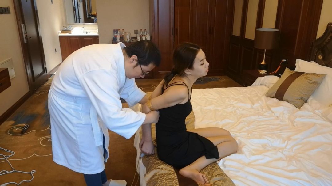 黑裙 直臂紧缚 丝袜堵嘴 蹦跳-1