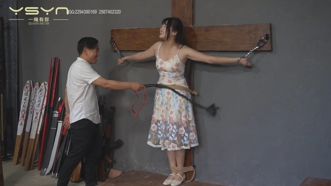 【亲身体验感想】小雅 体验女烈十字架X字架老虎凳等刑具五花大绑参观部分场景-5