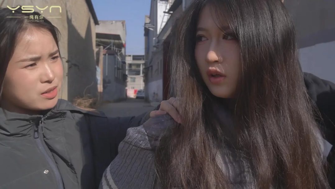 【法律的天平】19岁的女孩柳嫣因经济犯罪被捕审讯时态度强硬关押牢房梦中被绞刑醒后戴-5