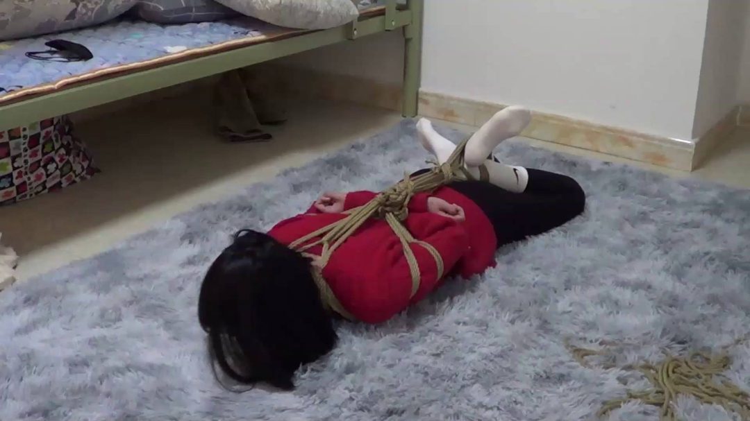 00后小美女红豆 想体验绑得紧点爬都不能爬的感觉 一个交叉驷马教她做人-8