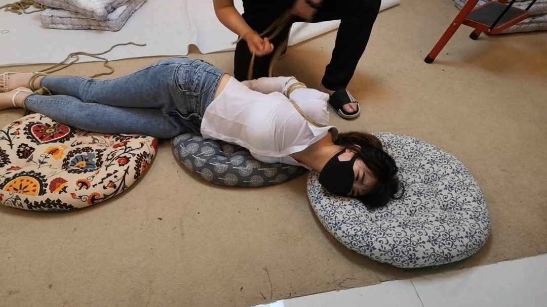 白衬衣牛仔裤 直臂捆绑-8